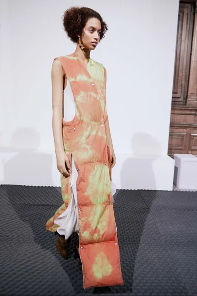Look 16